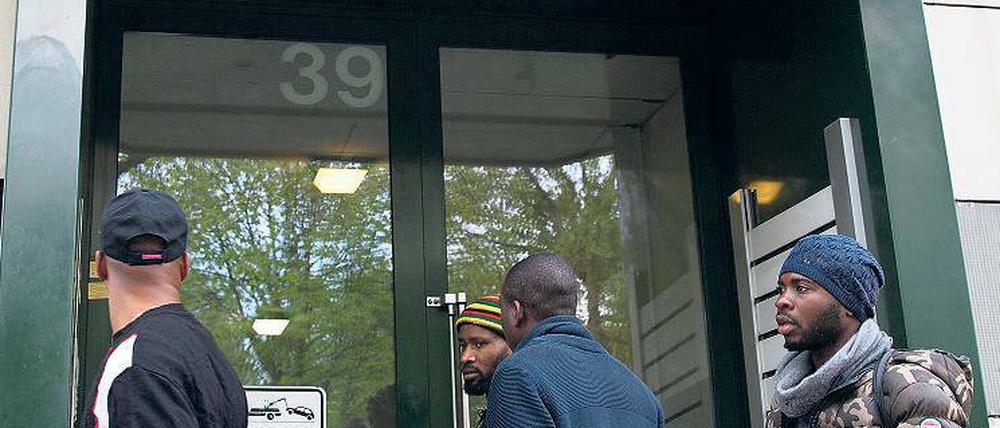 Einzug. Einige der Flüchtlinge vor dem Hostel in der Gürtelstraße in Friedrichshain, in dem sie nun leben werden.