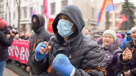 Zum Kampf bereit: pro-russische Demonstranten in Charkiw.