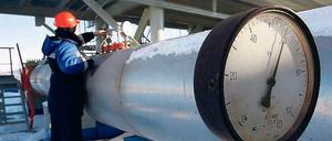 Kommt noch was? Ein Arbeiter kontrolliert eine Gasleitungsstation an der russisch-ukrainischen Grenze. 