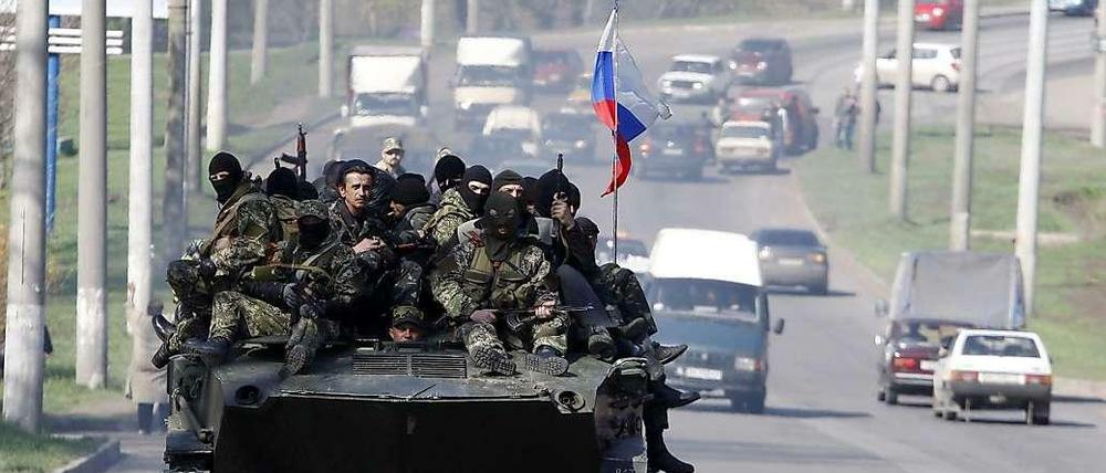 Erobert? Übergelaufen? Prorussische Aufständische am Mittwoch auf einem ukrainischen Panzer in der ostukrainischen Stadt Kramatorsk.