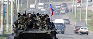 Erobert? Übergelaufen? Prorussische Aufständische am Mittwoch auf einem ukrainischen Panzer in der ostukrainischen Stadt Kramatorsk.