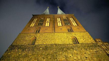 Unten alt, oben neu. Der Westriegel der Nikolaikirche, auf dem die Doppeltürme sitzen, gehörte zu der ursprünglichen Basilika aus dem 13. Jahrhundert.