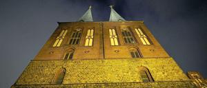 Unten alt, oben neu. Der Westriegel der Nikolaikirche, auf dem die Doppeltürme sitzen, gehörte zu der ursprünglichen Basilika aus dem 13. Jahrhundert.