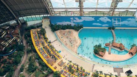 Über den Palmen. Vom Stahlgerüstturm der Power-Turbo-Rutsche hat man einen allumfassenden Blick auf das Retortenparadies von „Tropical Islands“. Wer mag, kann dort auch übernachten – im Sand, im Zelt oder im Zimmer. 