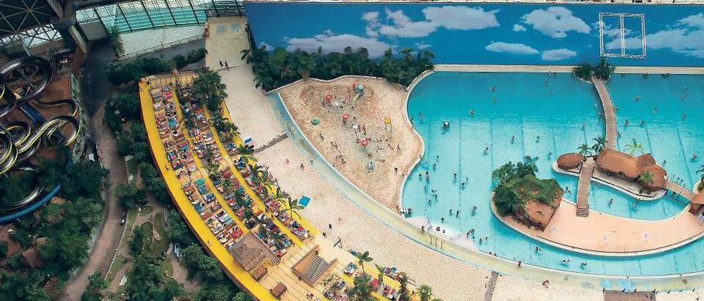 Über den Palmen. Vom Stahlgerüstturm der Power-Turbo-Rutsche hat man einen allumfassenden Blick auf das Retortenparadies von „Tropical Islands“. Wer mag, kann dort auch übernachten – im Sand, im Zelt oder im Zimmer.