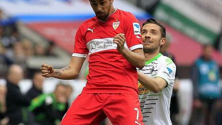Stuttgarts Martin Harnik im Zweikampf mit Mönchengladbachs Julian Korb.