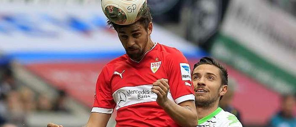Stuttgarts Martin Harnik im Zweikampf mit Mönchengladbachs Julian Korb.