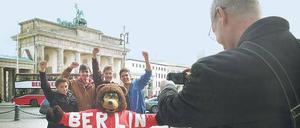 Bärensache. Für viele Touristen gehört ein Foto mit dem Berliner Wahrzeichen zum Besuch dazu. Am besten lebend. 