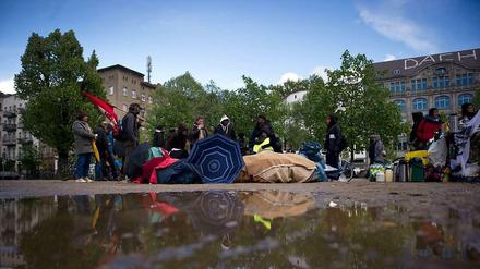 Gegenüber vom geräumten Flüchtlingscamp, auf der anderen Seite des Oranienplatzes, protestieren weiterhin Menschen. Drei von ihnen befinden sich im Hungerstreik.