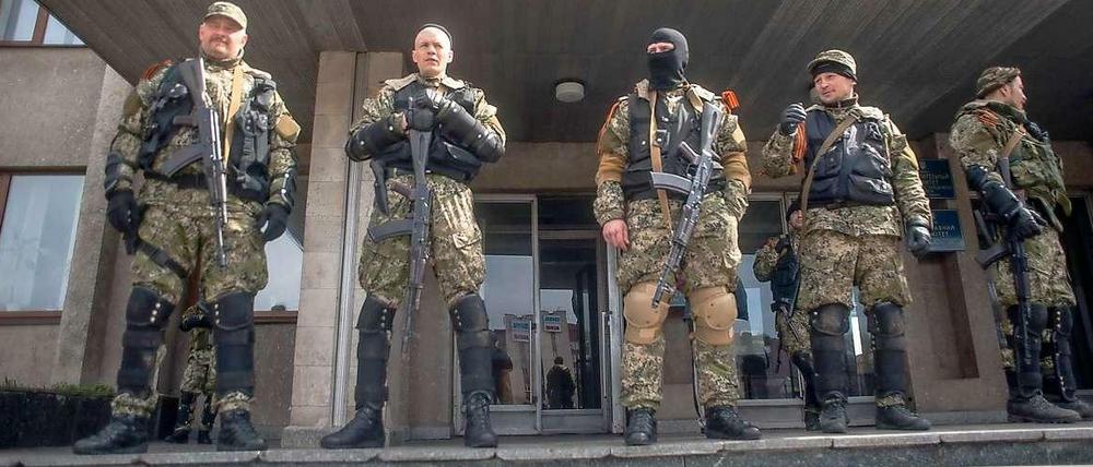 Pro-russische Separatisten vor einer Polizeistation im ostukrainischen Slaviansk.