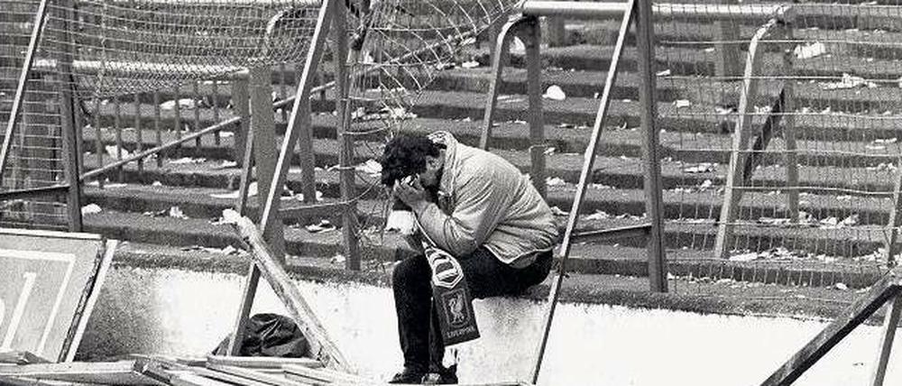Vor 25 Jahren wurden 96 Menschen im überfüllten Hillsborough-Stadion beim Spiel zwischen dem FC Liverpool und Nottingham Forest zu Tode gequetscht. Danach wurden Zäune und Stehplätze in englischen Stadien abgeschafft.