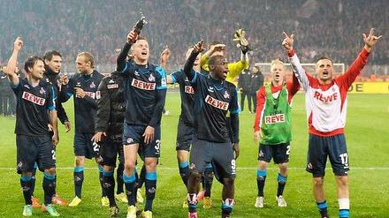 Kölns Spieler feiern den Sieg gegen den 1. FC Union und freuen sich schon auf die Rückkehr in die Bundesliga.