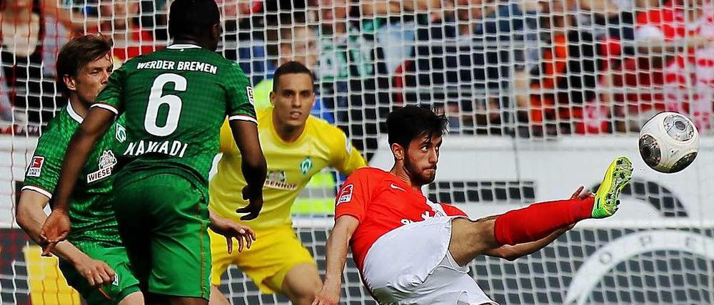 Machtlos in Überzahl: Bremens Abwehr gegen Mainz' Yunus Malli.
