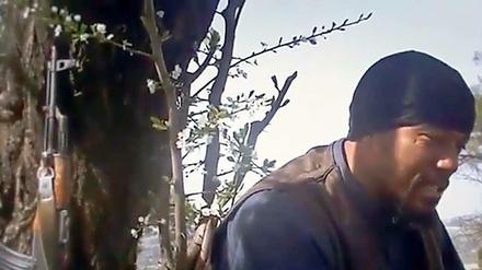 Video-Aufnahme von Denis Cuspert mit Waffe.