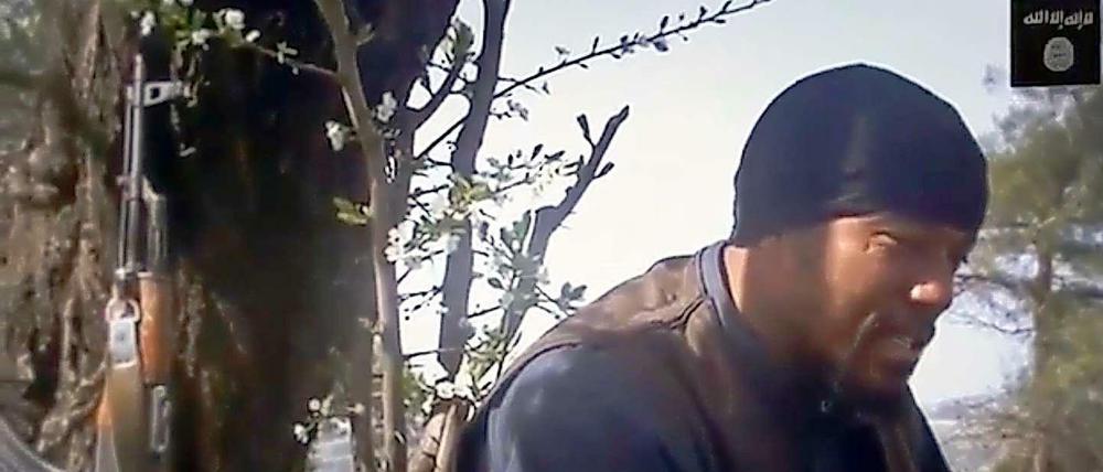 Video-Aufnahme von Denis Cuspert mit Waffe. 