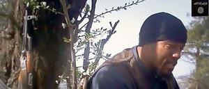 Video-Aufnahme von Denis Cuspert mit Waffe. 