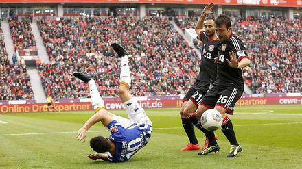 Bei Hertha BSC geht es derzeit auf dem Platz drunter und drüber - wie hier bei Änis Ben Hatira im Spiel gegen Bayer Leverkusen.