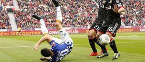 Bei Hertha BSC geht es derzeit auf dem Platz drunter und drüber - wie hier bei Änis Ben Hatira im Spiel gegen Bayer Leverkusen.