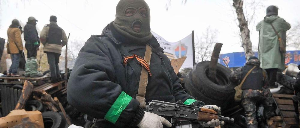 Pro-russischer Protestler vor einer Barrikade in Slawjansk.