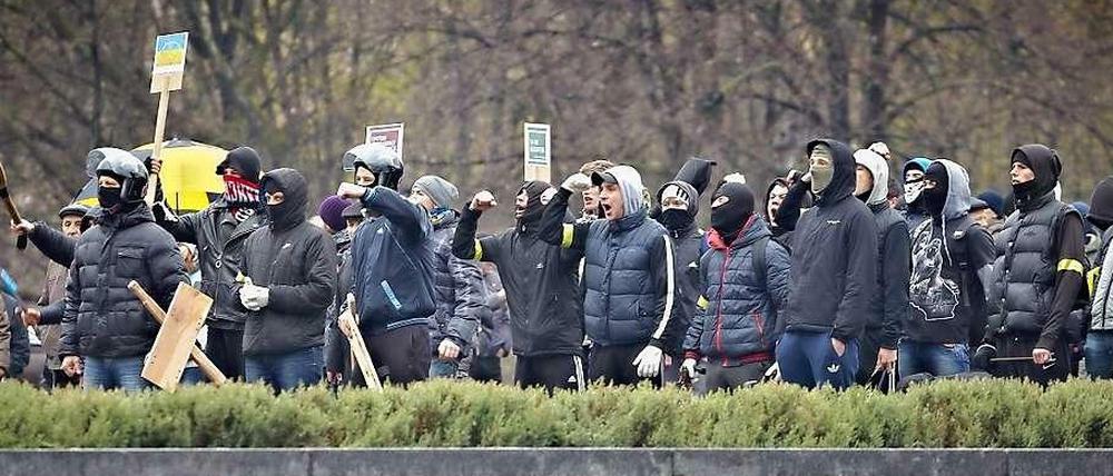 Prorussische Demonstranten in der ost-ukrainischen Stadt Charkiw.