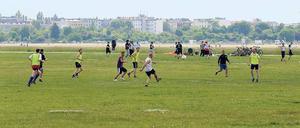 Hier könnte Ihr Obstbaum stehen. Das Tempelhofer Feld ist noch eine Wiese. Foto: Imago