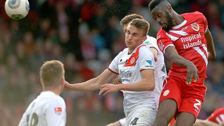Zweikampf gewonnen, Spiel verloren. Energie Cottbus (mit Boubacar Sanogo, r.) braucht mehrere Fußballwunder, um die Abstieg aus der Zweiten Liga noch zu verhindern.