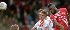 Zweikampf gewonnen, Spiel verloren. Energie Cottbus (mit Boubacar Sanogo, r.) braucht mehrere Fußballwunder, um die Abstieg aus der Zweiten Liga noch zu verhindern.