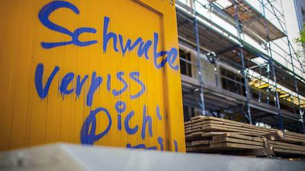 Und Yuppies auch! Wenn wie hier in Prenzlauer Berg gebaut wird, sind immer die Zugezogenen schuld. Dabei trifft der Zorn auch Berliner, die schon lange in den Kiezen leben.
