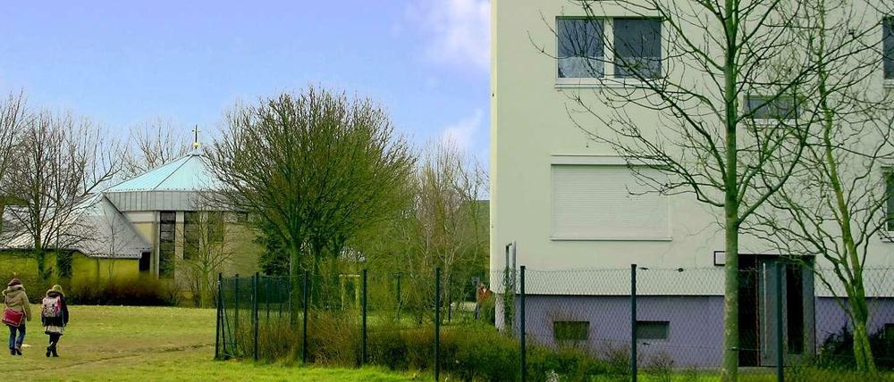In Hellersdorf stehen Kirche und Plattenbau nahe beieinander. Ins Gotteshaus verirren sich trotzdem nur wenige.