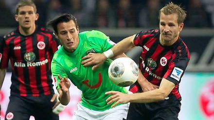 Halt mich. Edgar Prib im Duell mit Stefan Aigner.