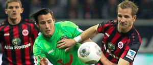 Halt mich. Edgar Prib im Duell mit Stefan Aigner.