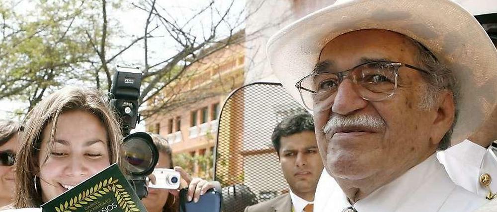 Gabriel García Márquez signiert sein Meisterwerk „Hundert Jahre Einsamkeit“.