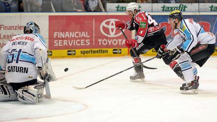 Verbissener Kampf prägte das erste Finale in der DEL. Hier prüft Kölns Christopher Minard (Mitte) Ingolstadts Torwart Timo Pielmeier.