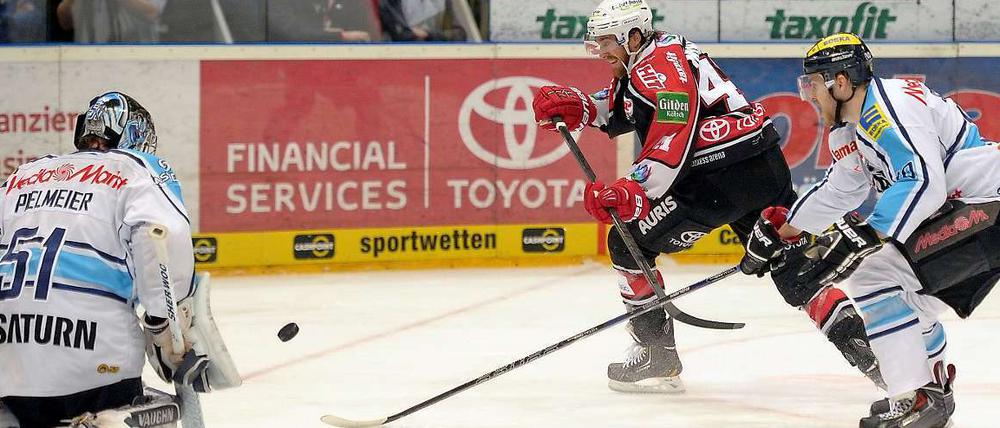 Verbissener Kampf prägte das erste Finale in der DEL. Hier prüft Kölns Christopher Minard (Mitte) Ingolstadts Torwart Timo Pielmeier.
