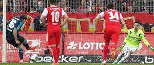 Verladen. Per Strafstoß gleicht Patrick Helmes die Berliner Führung aus.