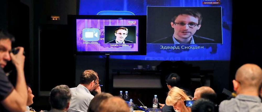 Fernsehstunde mit Whistleblower: Edward Snowden, der den NSA-Skandal mit seinen Enthüllungen öffentlich machte, bei seiner Befragung von Russlands Präsident Wladimir Putin.