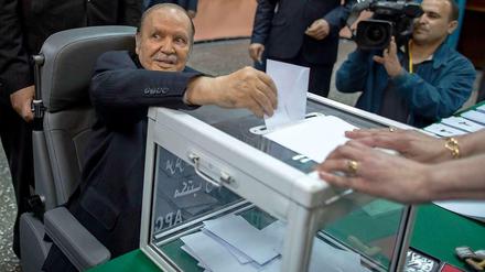 Bouteflika bei der Stimmabgabe.