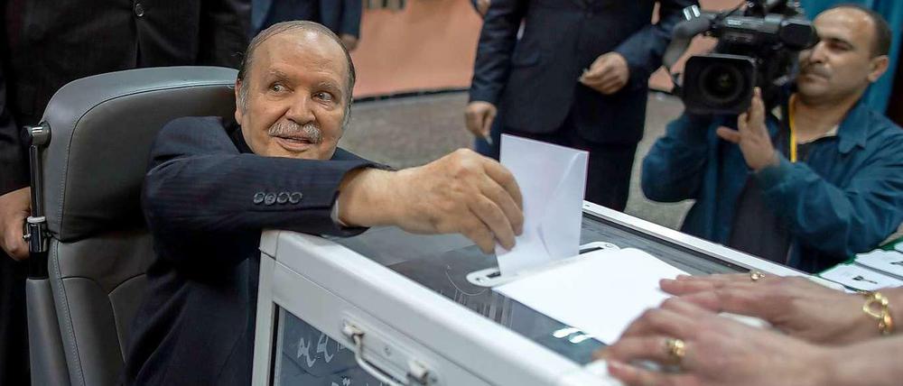 Bouteflika bei der Stimmabgabe.