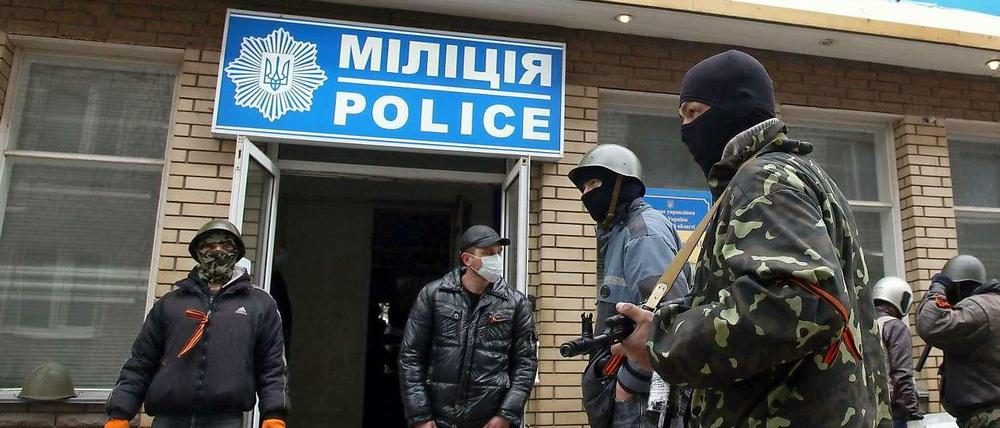 Pro-russische Bewaffnete vor der eingenommenen Polizeistation in Slawjansk.