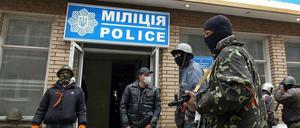 Pro-russische Bewaffnete vor der eingenommenen Polizeistation in Slawjansk.