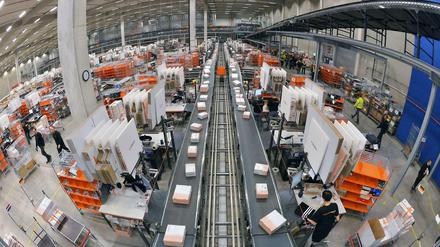 Das Zalando-Logistikzentrum in Erfurt wurde im Dezember 2012 eröffnet. Der Neubau ist nach Unternehmensangaben mit 120.000 Quadratmetern Fläche das größte Warenlager für Schuhe und Mode in Europa. 