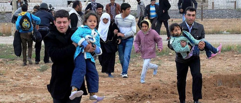 Syrische Flüchtlinge nahe der Grenze in der Türkei. Dort sind bereits über 700.000 Syrer gestrandet.