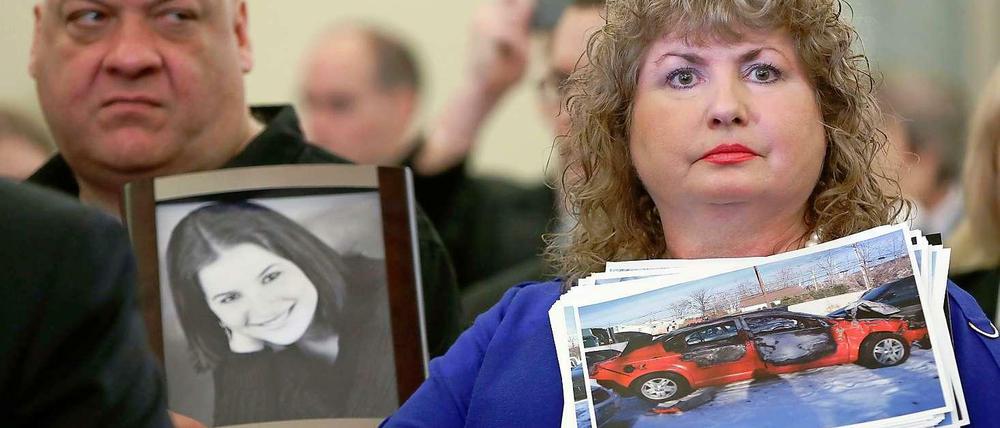 Stumme Anklage. Mary Theresa Ruddy und ihr Mann Leo mit Bildern ihrer 2010 verunglückten Tochter Kelly bei einer Anhörung des Senats in Washington. Kelly Ruddy fuhr einen Chevrolet Cobalt - Konstruktionsfehler sollen für den Unfall verantwortlich sein. 