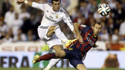 Reals Gareth Bale kommt vor Javier Mascherano zum Schuss. Später machte der Waliser das alles entscheidende Tor für sein Team.