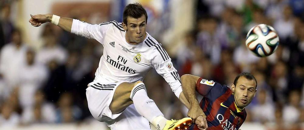 Reals Gareth Bale kommt vor Javier Mascherano zum Schuss. Später machte der Waliser das alles entscheidende Tor für sein Team.