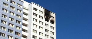 Verkohlte Fassade: in einer Hochhauswohnung in Friedrichshain gab es eine Explosion.
