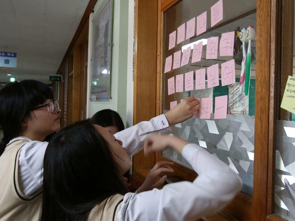 Die Schüler der Oberschule in Ansan hoffen weiter auf eine sichere Rückkehr ihrer Kameraden.