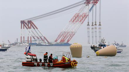 Die Rettungskräfte vor Südkorea sind zwar noch im Einsatz, die Hoffnung noch Überlebende aus der Fähre Sewol zu bergen allerdings verschwindend gering.
