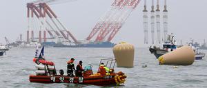 Die Rettungskräfte vor Südkorea sind zwar noch im Einsatz, die Hoffnung noch Überlebende aus der Fähre Sewol zu bergen allerdings verschwindend gering.