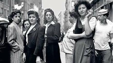 Großstadtamazonen. Fred Stein floh vor den Nazis erst 1934 ins Pariser und dann ins New Yorker Exil. Dort entstand 1943 dieses Foto in Little Italy. 